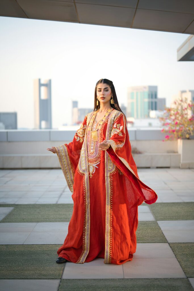 Model in een Dubai dress (tijdelijke testfoto)